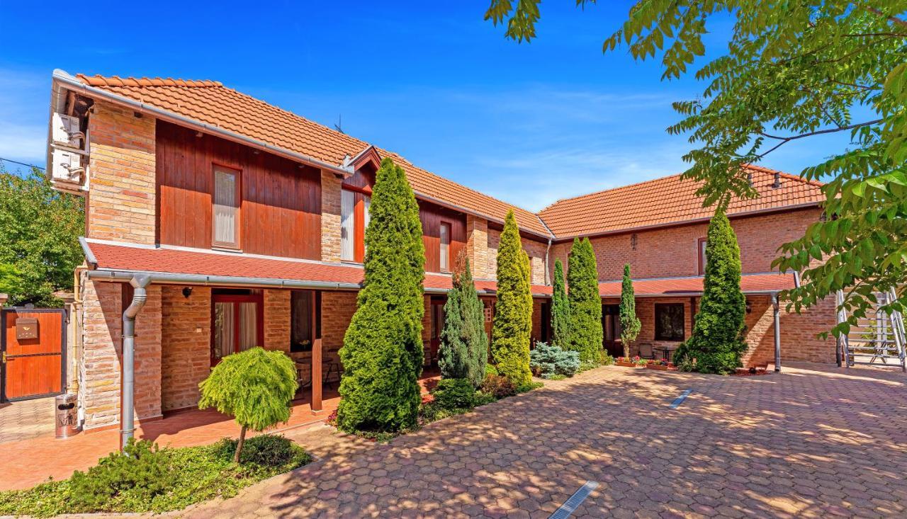 Varazsko Apartman Gyula Exterior photo